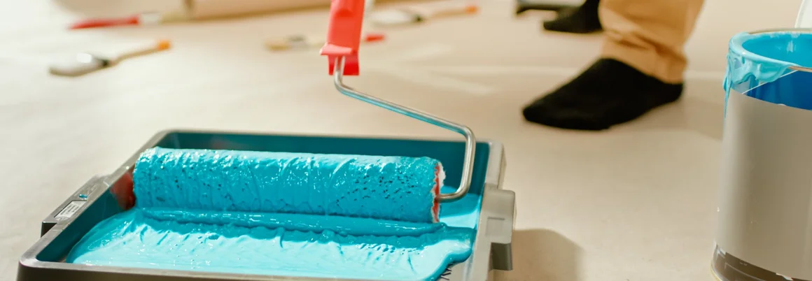 Farbroller mit blauer Farbe